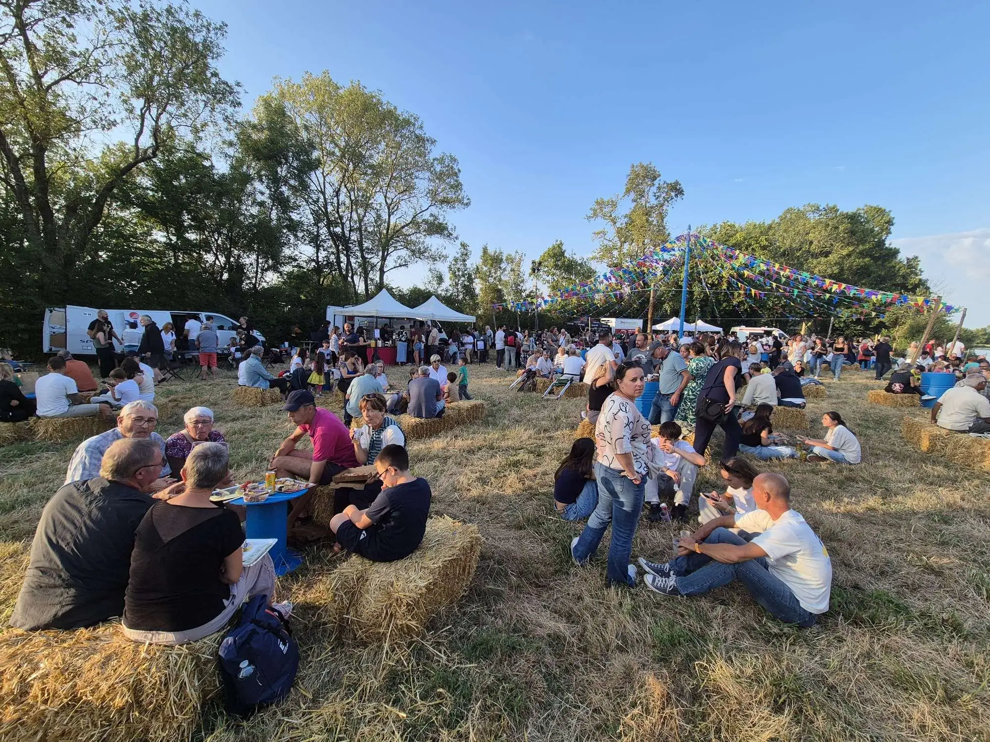 Concert des Treizeurs du Mat' dans la foule en délire - Festi'Biot 2025