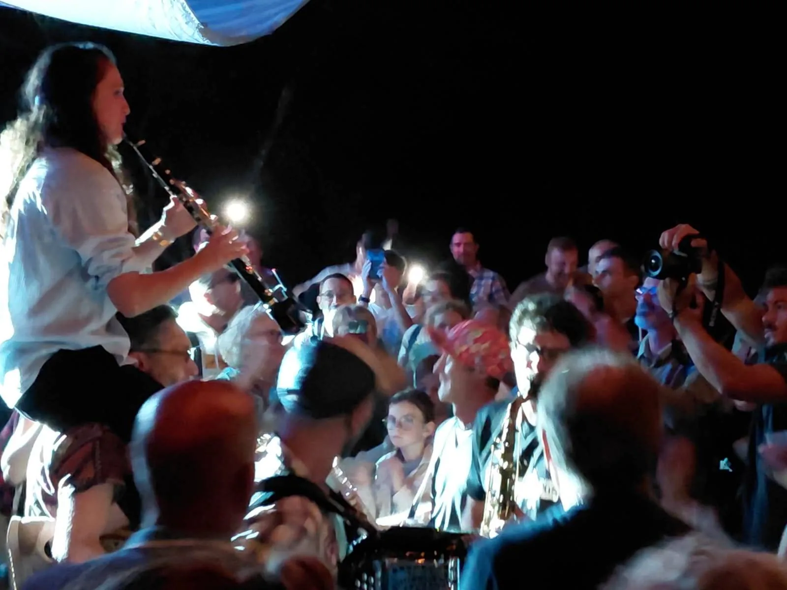 Brass band en costumes rouges au bord de la Charente - Festi'Biot 2025